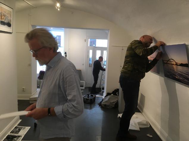Medlemmar i fotogruppen Fabel förbereder utställning på Galleri Movitz